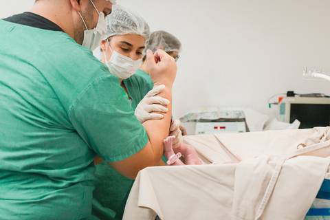 fotografia infantil gestante parto cesariana criança newborn hospital taubaté 10 de julho pinda maternidade centro cirurgico'