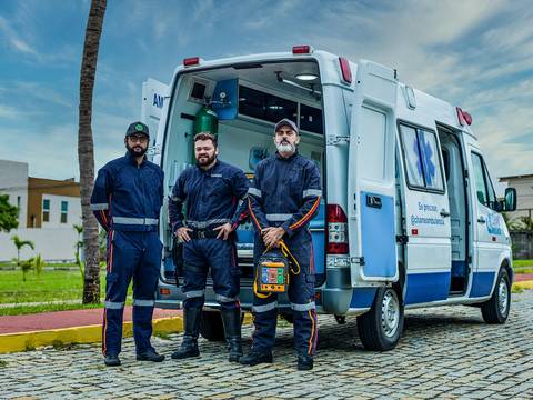 Os socorristas com o produto '