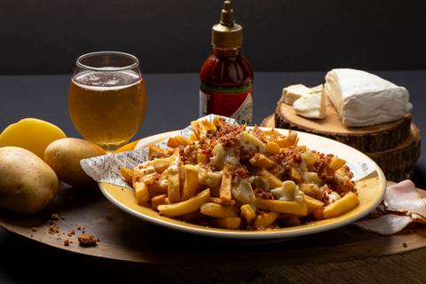 Batata Frita com queijo Brie e bacon '