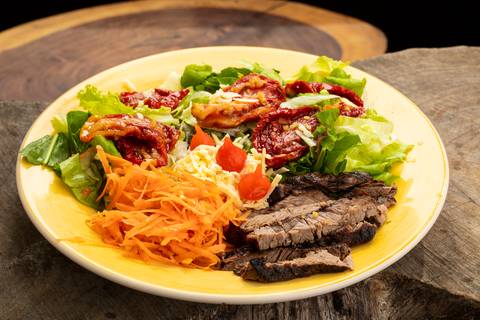 Tiras de filé mignon com salada'