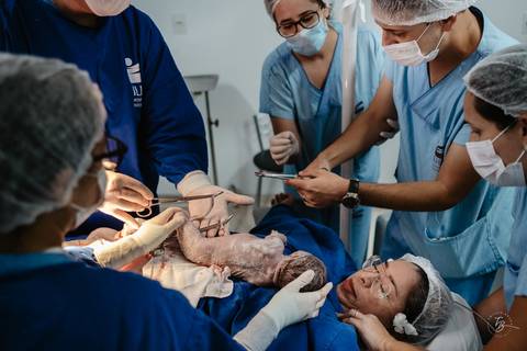 Fotografia de parto na maternidade Ilha em Florianópolis, cesárea, registros por Thiago Braga fotografia'