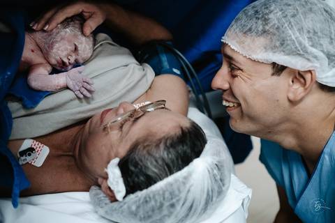Fotografia de parto na maternidade Ilha em Florianópolis, cesárea, registros por Thiago Braga fotografia'