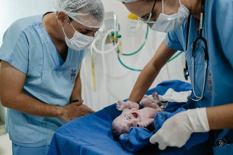 Fotografia de parto na maternidade Ilha em Florianópolis, cesárea, registros por Thiago Braga fotografia'