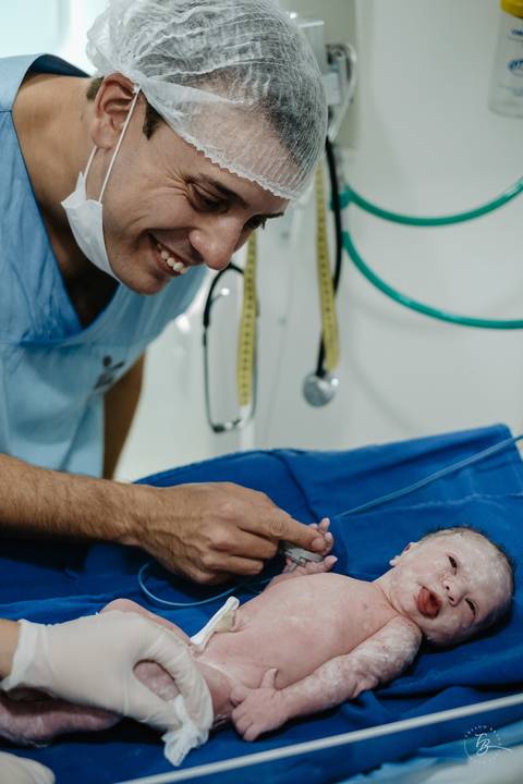 Fotografia de parto na maternidade Ilha em Florianópolis, cesárea, registros por Thiago Braga fotografia'