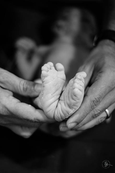 Fotografia de parto na maternidade Ilha em Florianópolis, cesárea, registros por Thiago Braga fotografia'