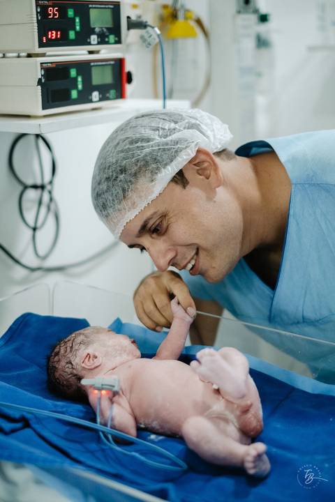 Fotografia de parto na maternidade Ilha em Florianópolis, cesárea, registros por Thiago Braga fotografia'