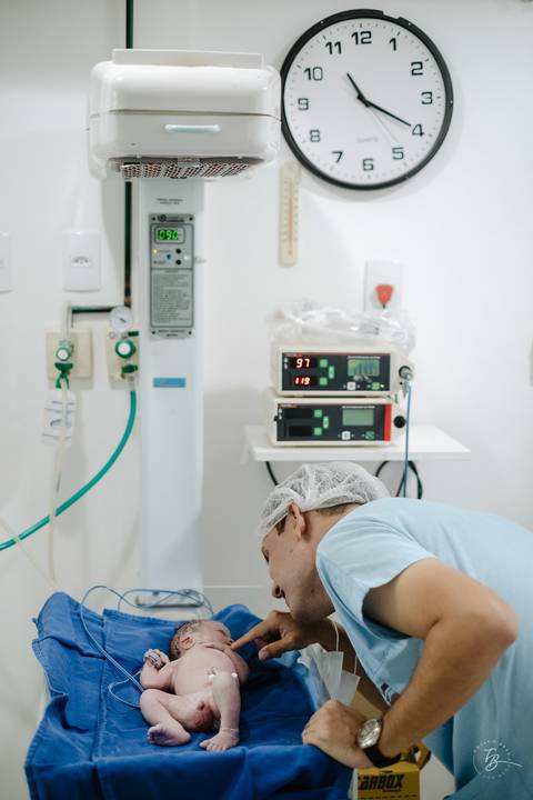 Fotografia de parto na maternidade Ilha em Florianópolis, cesárea, registros por Thiago Braga fotografia'