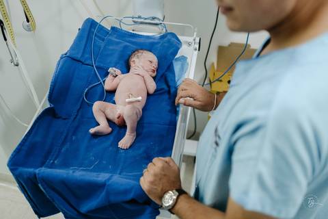 Fotografia de parto na maternidade Ilha em Florianópolis, cesárea, registros por Thiago Braga fotografia'