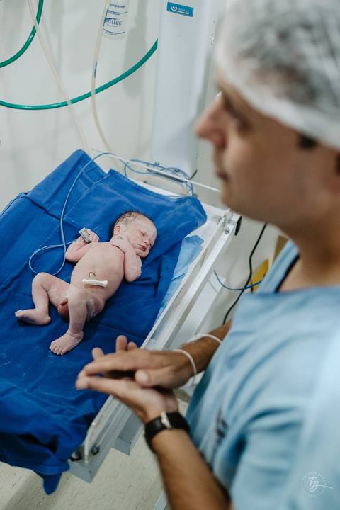 Fotografia de parto na maternidade Ilha em Florianópolis, cesárea, registros por Thiago Braga fotografia'