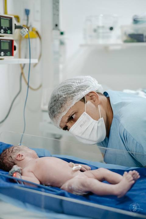 Fotografia de parto na maternidade Ilha em Florianópolis, cesárea, registros por Thiago Braga fotografia'