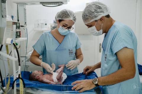 Fotografia de parto na maternidade Ilha em Florianópolis, cesárea, registros por Thiago Braga fotografia'