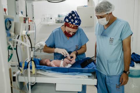 Fotografia de parto na maternidade Ilha em Florianópolis, cesárea, registros por Thiago Braga fotografia'