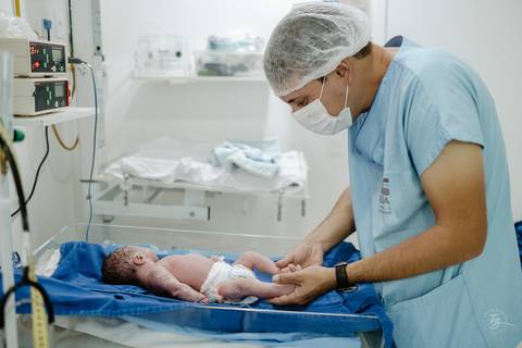 Fotografia de parto na maternidade Ilha em Florianópolis, cesárea, registros por Thiago Braga fotografia'