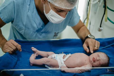 Fotografia de parto na maternidade Ilha em Florianópolis, cesárea, registros por Thiago Braga fotografia'