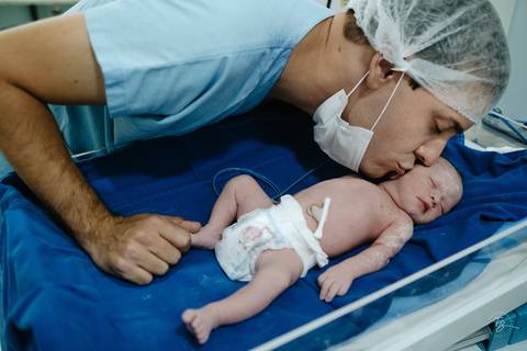 Fotografia de parto na maternidade Ilha em Florianópolis, cesárea, registros por Thiago Braga fotografia'