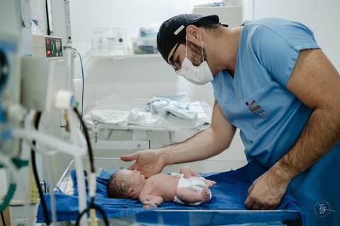 Fotografia de parto na maternidade Ilha em Florianópolis, cesárea, registros por Thiago Braga fotografia'