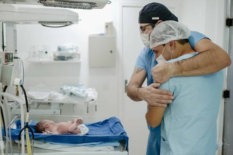 Fotografia de parto na maternidade Ilha em Florianópolis, cesárea, registros por Thiago Braga fotografia'