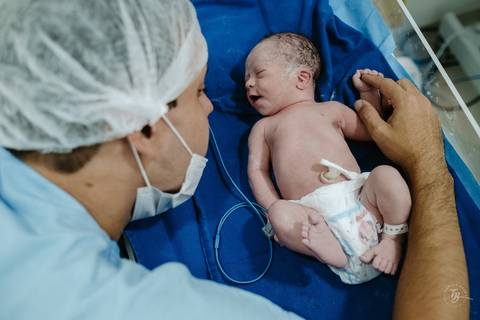 Fotografia de parto na maternidade Ilha em Florianópolis, cesárea, registros por Thiago Braga fotografia'