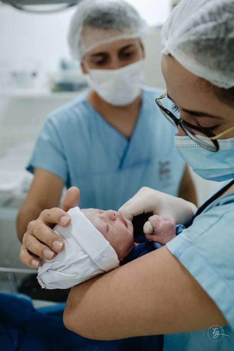 Fotografia de parto na maternidade Ilha em Florianópolis, cesárea, registros por Thiago Braga fotografia'