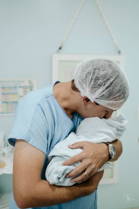 Fotografia de parto na maternidade Ilha em Florianópolis, cesárea, registros por Thiago Braga fotografia'