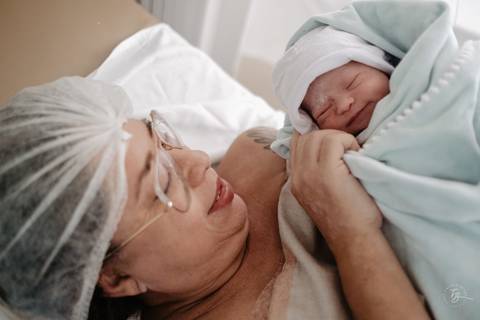 Fotografia de parto na maternidade Ilha em Florianópolis, cesárea, registros por Thiago Braga fotografia'