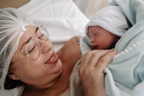 Fotografia de parto na maternidade Ilha em Florianópolis, cesárea, registros por Thiago Braga fotografia'