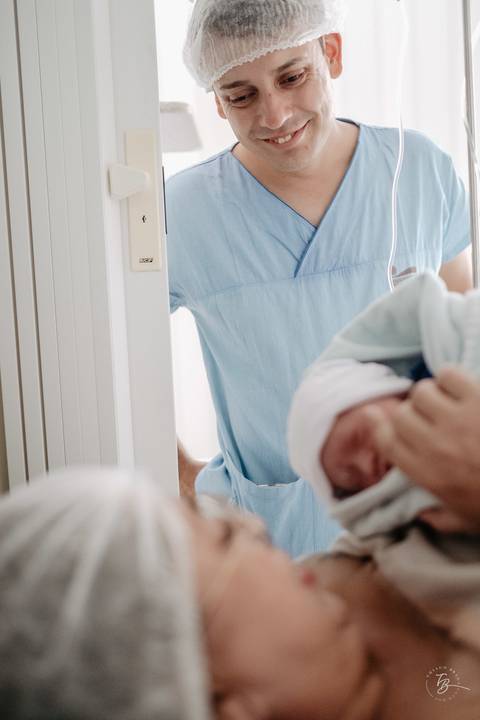 Fotografia de parto na maternidade Ilha em Florianópolis, cesárea, registros por Thiago Braga fotografia'