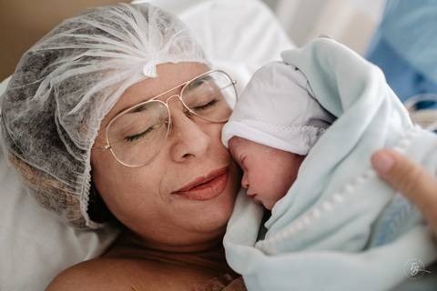Fotografia de parto na maternidade Ilha em Florianópolis, cesárea, registros por Thiago Braga fotografia'