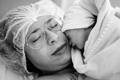 Fotografia de parto na maternidade Ilha em Florianópolis, cesárea, registros por Thiago Braga fotografia'