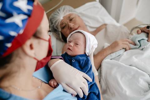Fotografia de parto na maternidade Ilha em Florianópolis, cesárea, registros por Thiago Braga fotografia'