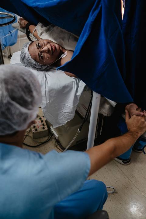Fotografia de parto na maternidade Ilha em Florianópolis, cesárea, registros por Thiago Braga fotografia'
