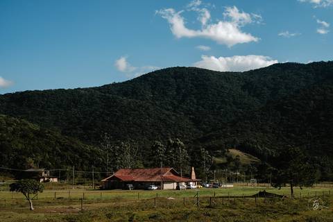 casamento intimista, ao ar livre, do Leandro e da Shai, no sitío da família, na Pinheira em Palhoça/SC. Fotos por Thiago Braga fotografia. '
