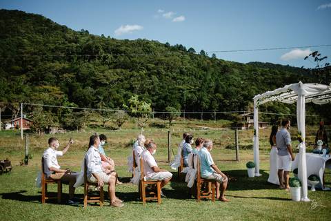 casamento intimista, ao ar livre, do Leandro e da Shai, no sitío da família, na Pinheira em Palhoça/SC. Fotos por Thiago Braga fotografia. '