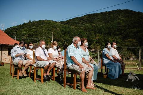 casamento intimista, ao ar livre, do Leandro e da Shai, no sitío da família, na Pinheira em Palhoça/SC. Fotos por Thiago Braga fotografia. '
