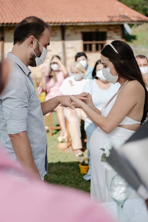 casamento intimista, ao ar livre, do Leandro e da Shai, no sitío da família, na Pinheira em Palhoça/SC. Fotos por Thiago Braga fotografia. '