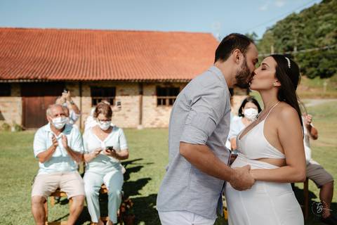 casamento intimista, ao ar livre, do Leandro e da Shai, no sitío da família, na Pinheira em Palhoça/SC. Fotos por Thiago Braga fotografia. '