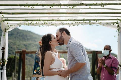casamento intimista, ao ar livre, do Leandro e da Shai, no sitío da família, na Pinheira em Palhoça/SC. Fotos por Thiago Braga fotografia. '
