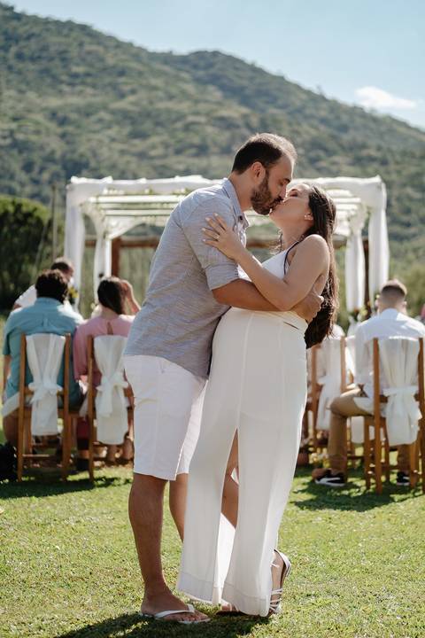 casamento intimista, ao ar livre, do Leandro e da Shai, no sitío da família, na Pinheira em Palhoça/SC. Fotos por Thiago Braga fotografia. '