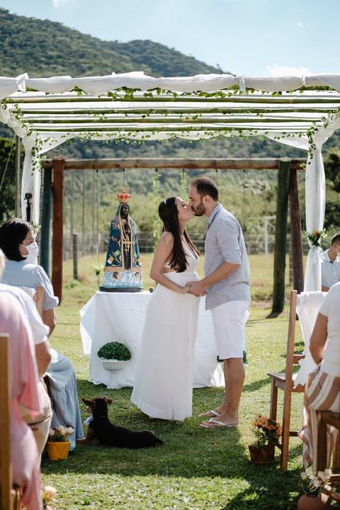 casamento intimista, ao ar livre, do Leandro e da Shai, no sitío da família, na Pinheira em Palhoça/SC. Fotos por Thiago Braga fotografia. '