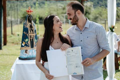 casamento intimista, ao ar livre, do Leandro e da Shai, no sitío da família, na Pinheira em Palhoça/SC. Fotos por Thiago Braga fotografia. '