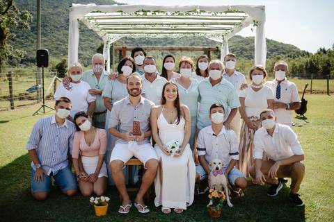 casamento intimista, ao ar livre, do Leandro e da Shai, no sitío da família, na Pinheira em Palhoça/SC. Fotos por Thiago Braga fotografia. '