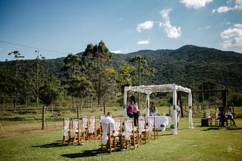 casamento intimista, ao ar livre, do Leandro e da Shai, no sitío da família, na Pinheira em Palhoça/SC. Fotos por Thiago Braga fotografia. '