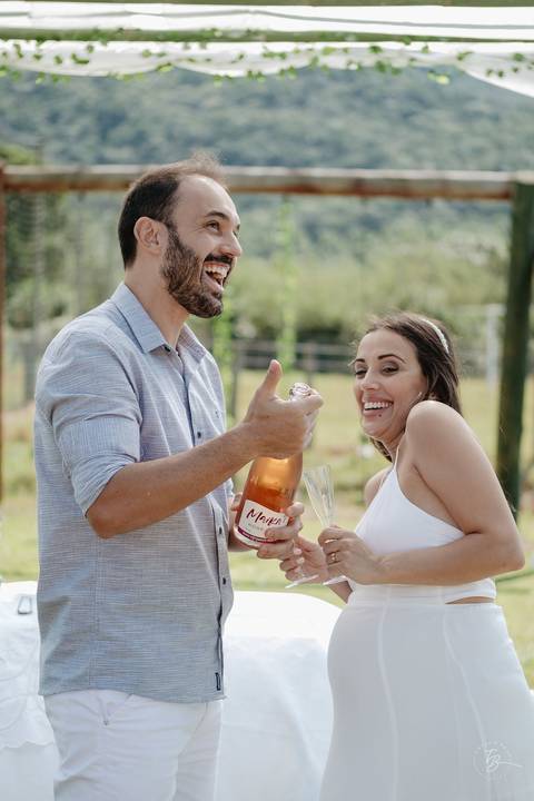 casamento intimista, ao ar livre, do Leandro e da Shai, no sitío da família, na Pinheira em Palhoça/SC. Fotos por Thiago Braga fotografia. '