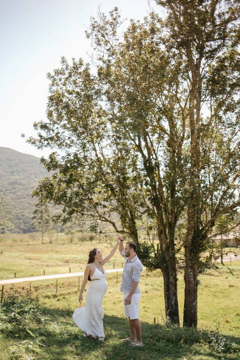 casamento intimista, ao ar livre, do Leandro e da Shai, no sitío da família, na Pinheira em Palhoça/SC. Fotos por Thiago Braga fotografia. '