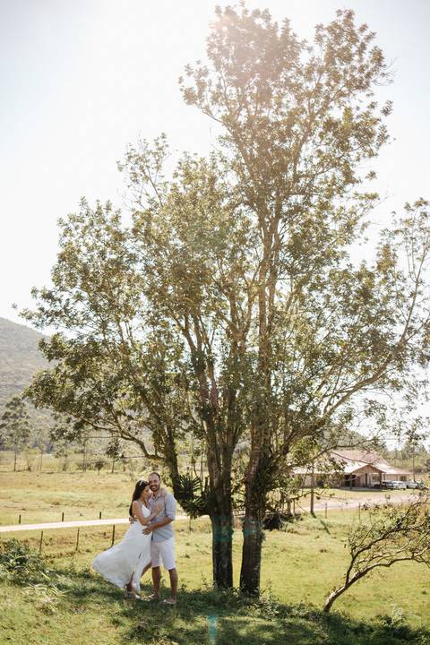 casamento intimista, ao ar livre, do Leandro e da Shai, no sitío da família, na Pinheira em Palhoça/SC. Fotos por Thiago Braga fotografia. '