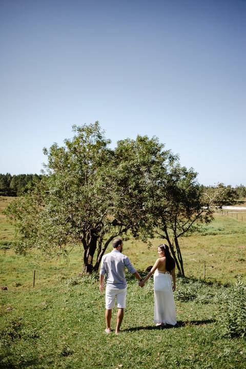 casamento intimista, ao ar livre, do Leandro e da Shai, no sitío da família, na Pinheira em Palhoça/SC. Fotos por Thiago Braga fotografia. '