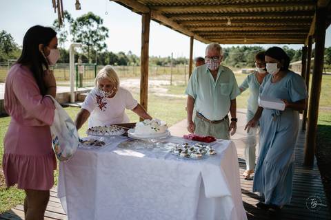 casamento intimista, ao ar livre, do Leandro e da Shai, no sitío da família, na Pinheira em Palhoça/SC. Fotos por Thiago Braga fotografia. '
