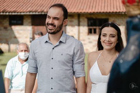 casamento intimista, ao ar livre, do Leandro e da Shai, no sitío da família, na Pinheira em Palhoça/SC. Fotos por Thiago Braga fotografia. '