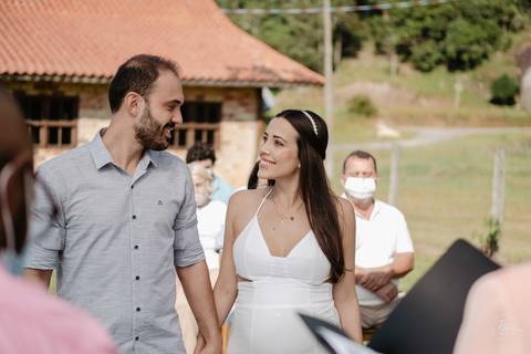 casamento intimista, ao ar livre, do Leandro e da Shai, no sitío da família, na Pinheira em Palhoça/SC. Fotos por Thiago Braga fotografia. '
