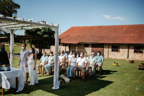 casamento intimista, ao ar livre, do Leandro e da Shai, no sitío da família, na Pinheira em Palhoça/SC. Fotos por Thiago Braga fotografia. '